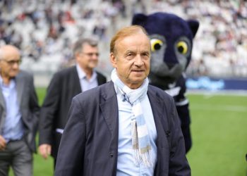 Gernot Rohr, ancien joueur et entraîneur des Girondins, honoré lors du centenaire du club