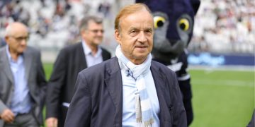 Gernot Rohr, ancien joueur et entraîneur des Girondins, honoré lors du centenaire du club
