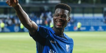 David Kiki et le Steaua Bucarest soulèvent le trophée de la Superliga de Roumanie