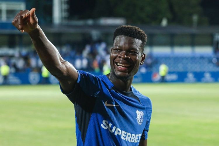 David Kiki et le Steaua Bucarest soulèvent le trophée de la Superliga de Roumanie